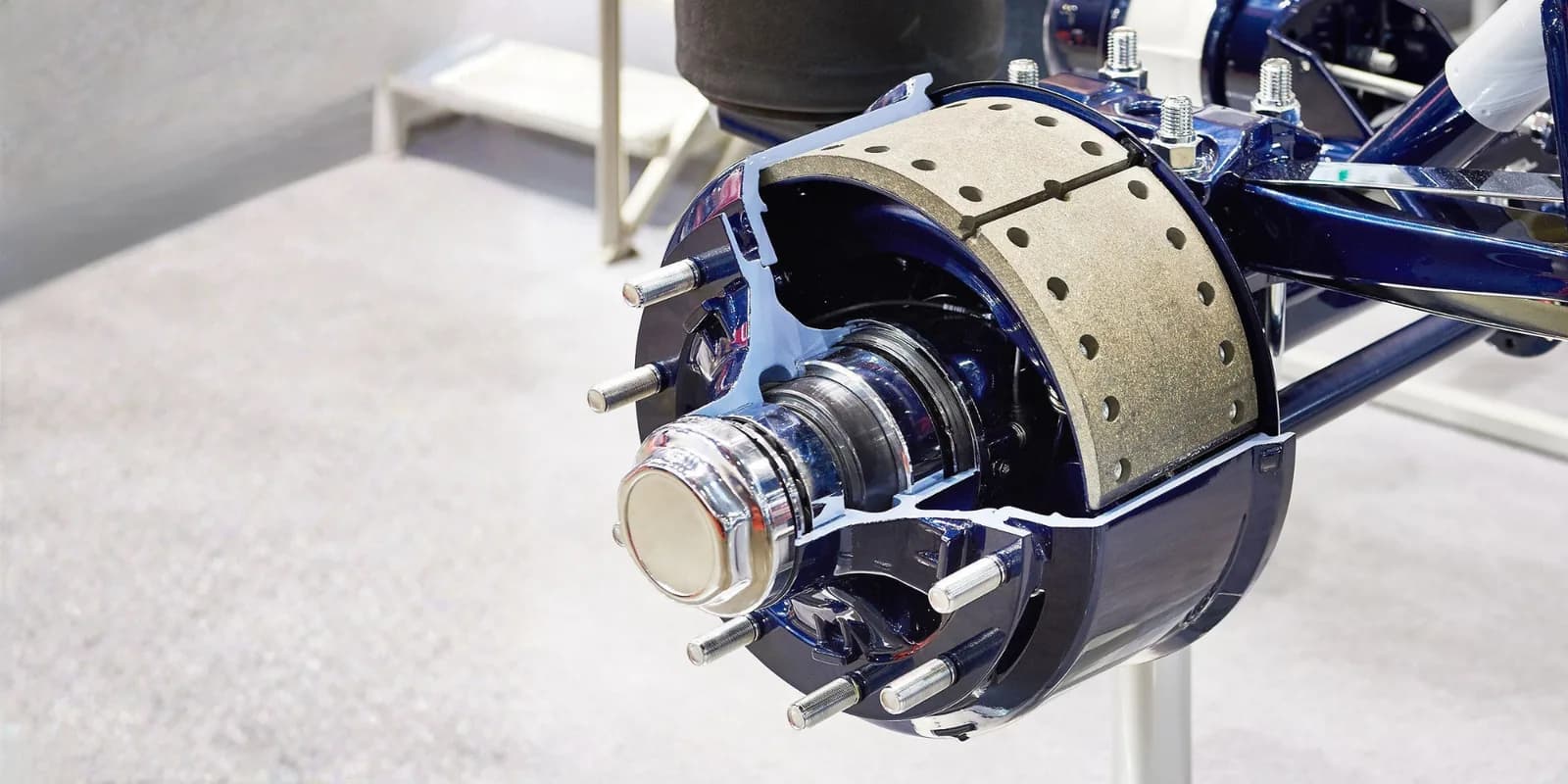 S-cam air drum brake system on a heavy-duty commercial vehicle axle