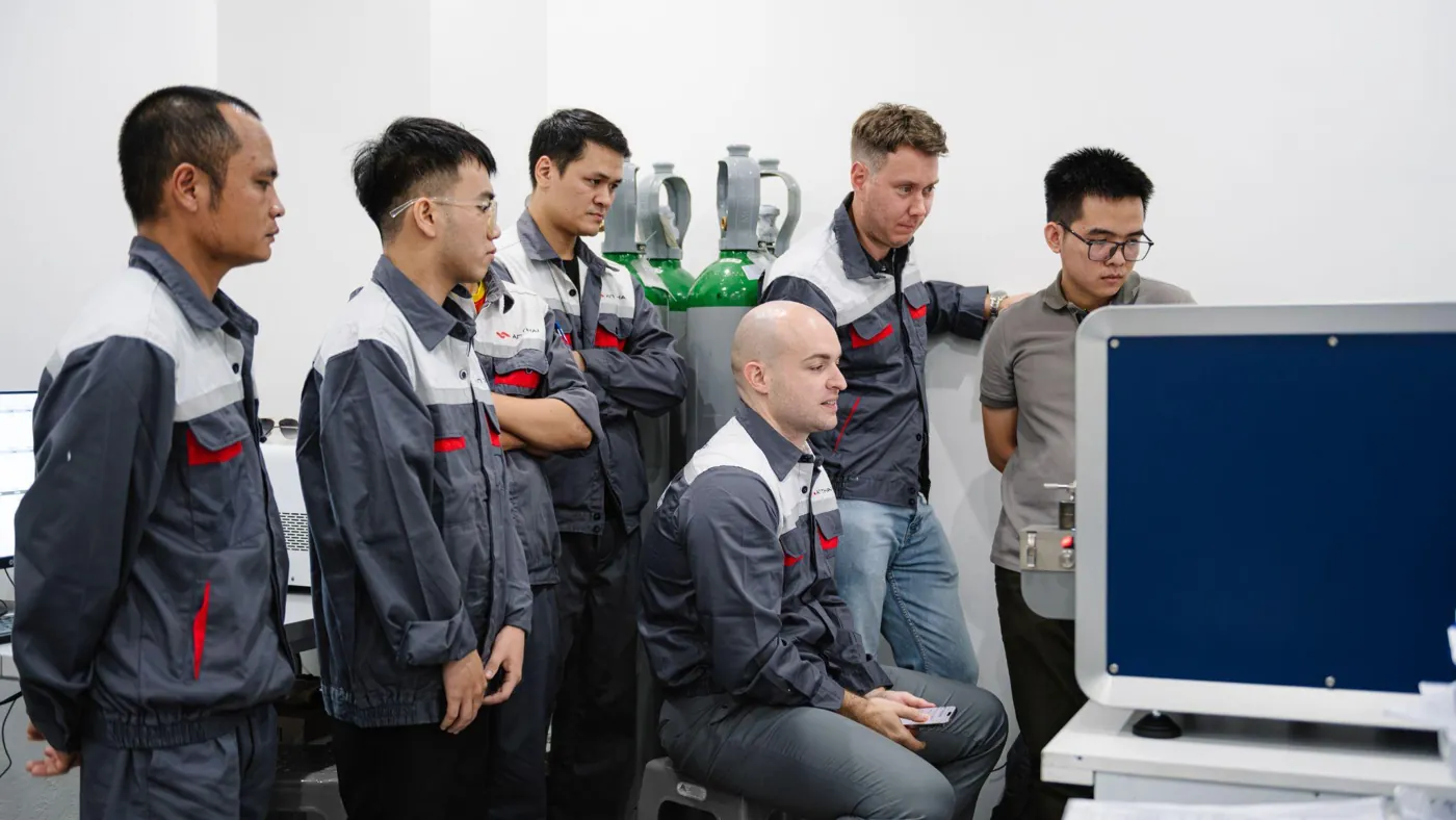 TBP Auto melt control, lab and quality engineers with the Hitachi trainer at the OE720 workstation